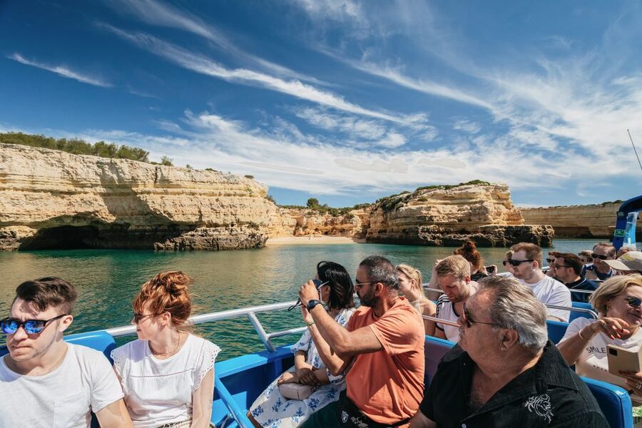 Albufeira: 2.5-Hour Benagil Caves & Dolphin Watching - Arches, cliffs, and Praia da Marinha
