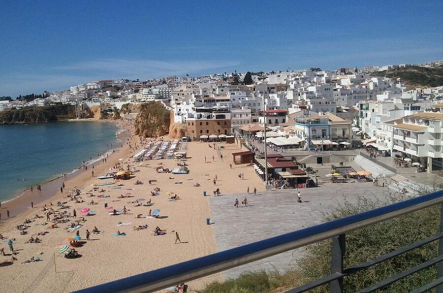 Albufeira: Beaches, Old Town, and Salgados Lagoon Jeep Tour - Who should book this three-hour tour?