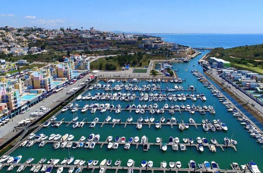 Albufeira: Beaches, Old Town, and Salgados Lagoon Jeep Tour - What the guides add to the experience