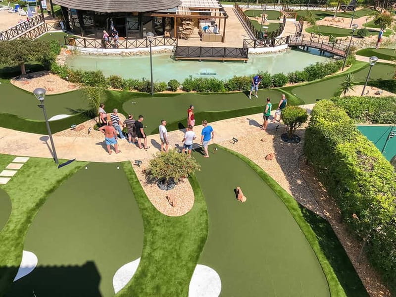 Albufeira: MiniGolf Adventure Park Entry Ticket - A relaxed activity for families and friends