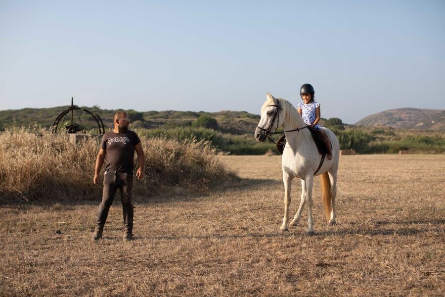 Algarve: 1-Hour Carrapateira Horseback Riding Tour - Meeting the horses before the ride
