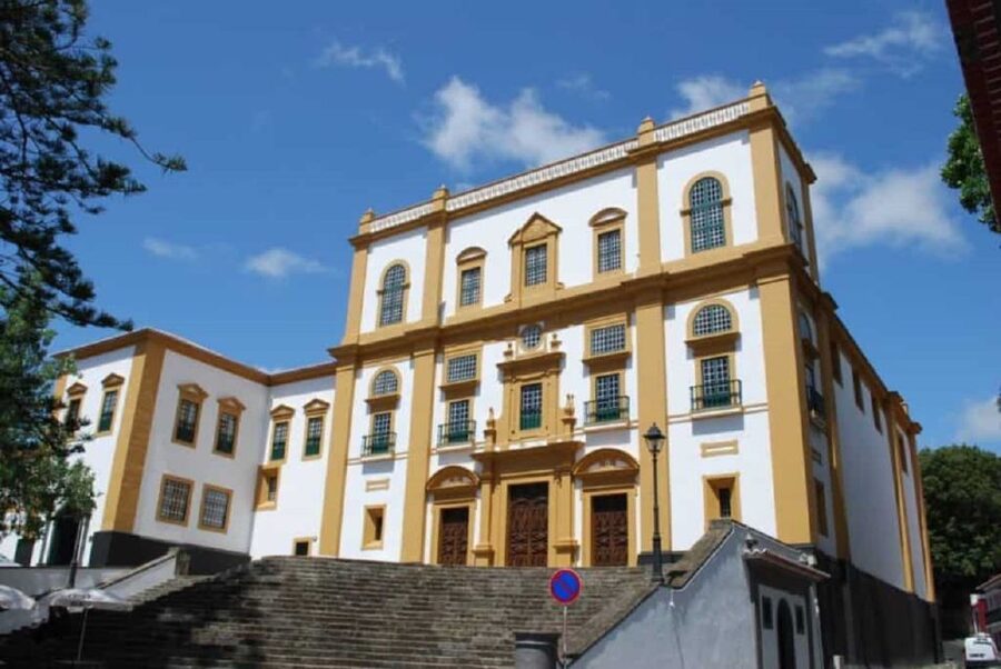 Angra do Heroísmo: Walking Tour with Local Pastry and Coffee - A coffee break with Dona Amélia