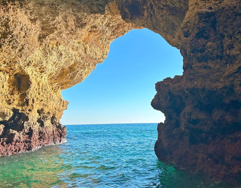 Armação de Pêra: Benagil´s 15 Best Caves Boat Tour - Why the small group changes the experience