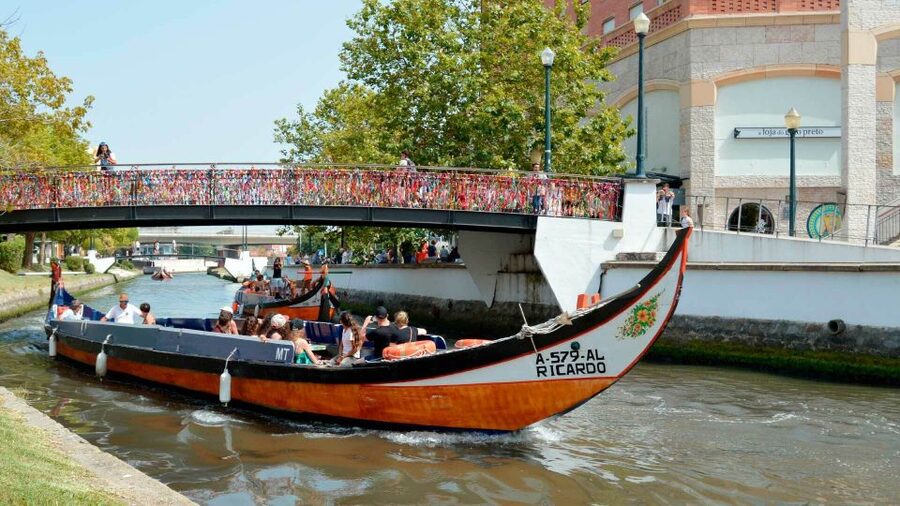 Aveiro: Traditional Moliceiro Boat Cruise - The first canal views and Art Nouveau buildings