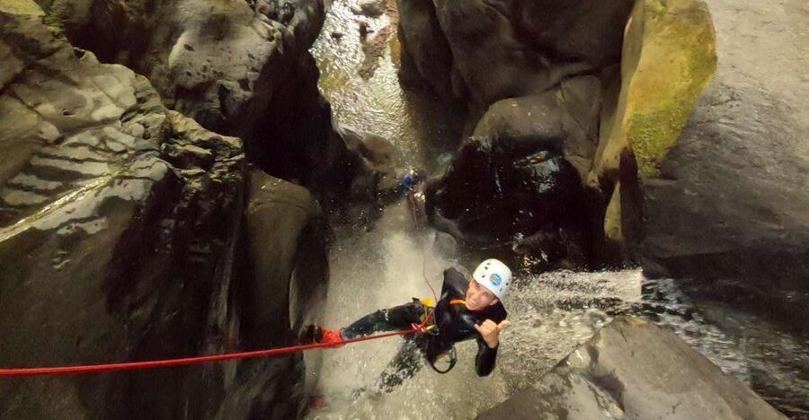 Azores: Canyoning in Salto do Cabrito - Scrambling through a volcanic river