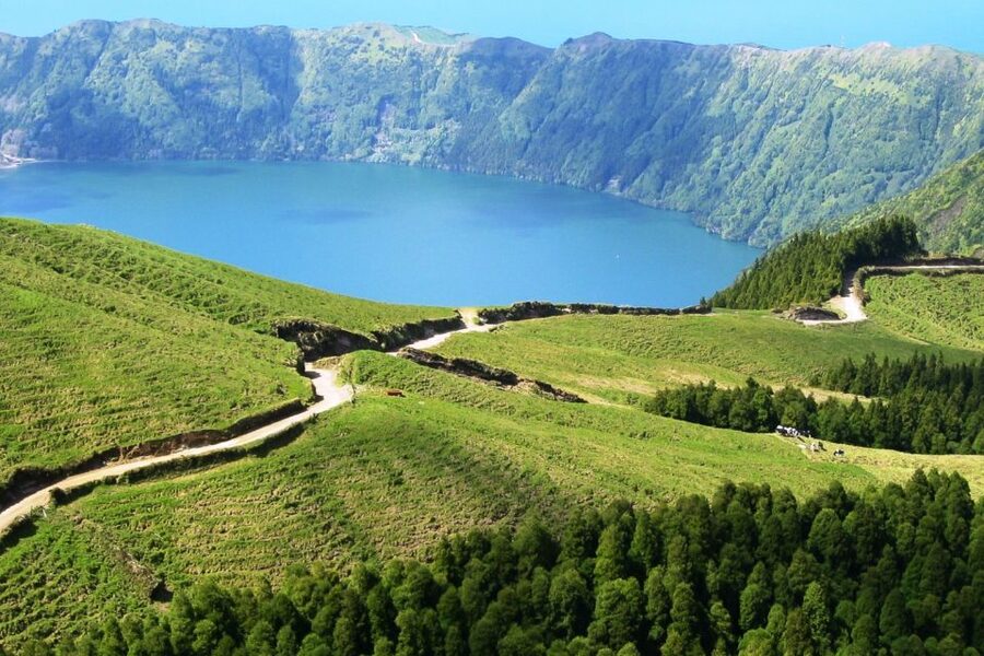 Azores: Sete Cidades Scenic Jeep Tour from Ponta Delgada - What the guides add to the experience