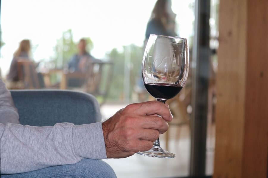 Carvoeiro/Portimão/Alvor: Wine Tour w/ Tasting, Tapas, Music - A tasting room with music instead of background noise