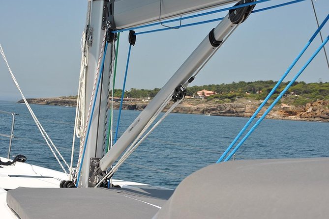 Cascais Private Sailing 2h Cruise with a drink - Praia de Carcavelos and the return sail
