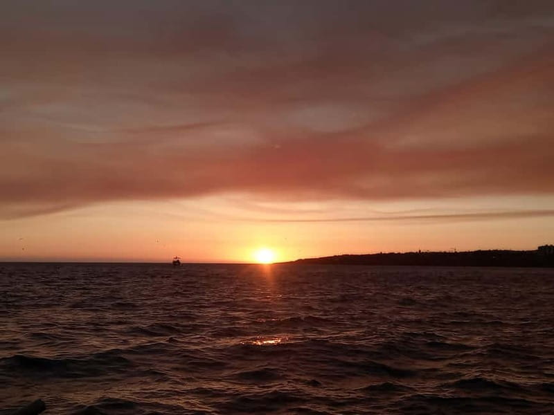 Cascais: Sunset Boat Trip with Welcome Drinks - Why a Cascais sunset looks better from the water