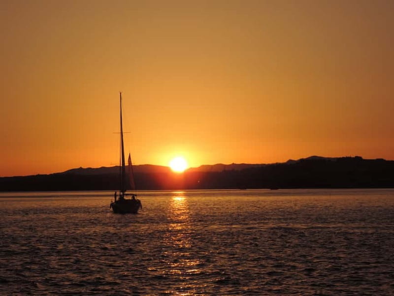 Cascais: Sunset Boat Trip with Welcome Drinks - From Gate H to the Cascais shoreline