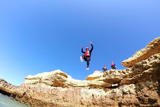 CLIFF JUMPING tour - Coasteering in Albufeira - The first jumps: learning the rhythm