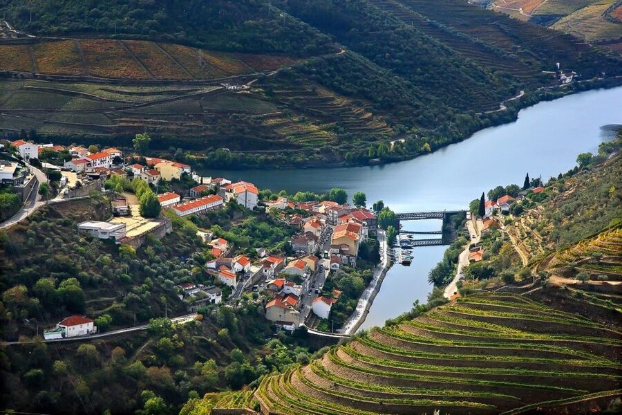 Day Cruise from Porto to Pinhão with Breakfast and Lunch - Crestuma-Lever Dam and the first change in scenery