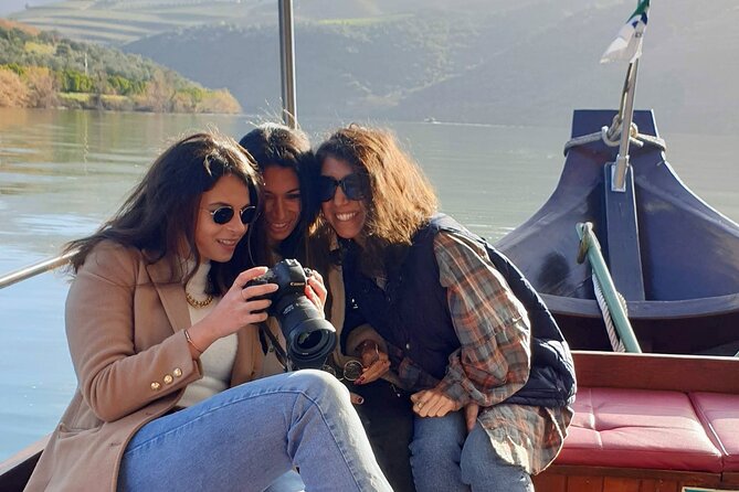 Douro Valley-Expert Guide-Boat-Lunch-Tastings-Offer wine bottle - Who should book this experience?