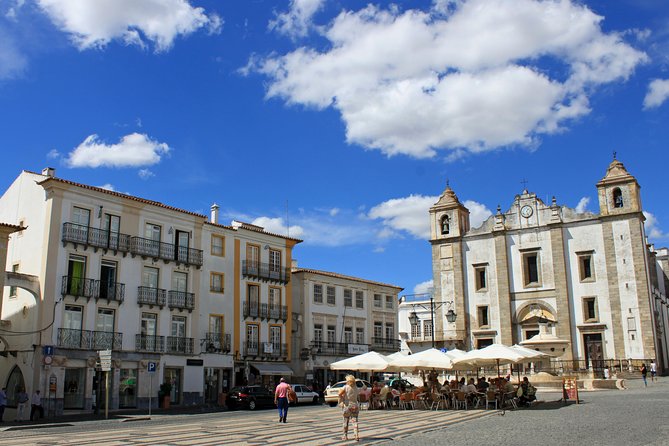 Évora and Monsaraz with Regional Wine Tasting from Lisbon - Free time for lunch in Praça do Giraldo