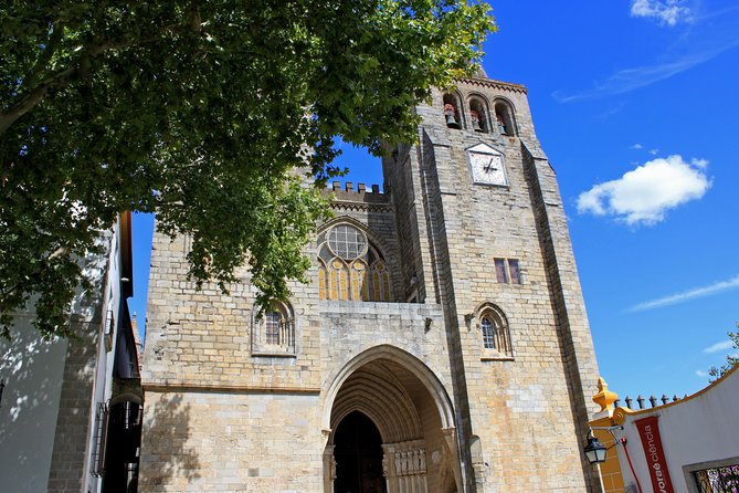 Évora and Monsaraz with Regional Wine Tasting from Lisbon - From Reguengos to the Monsaraz wine stop