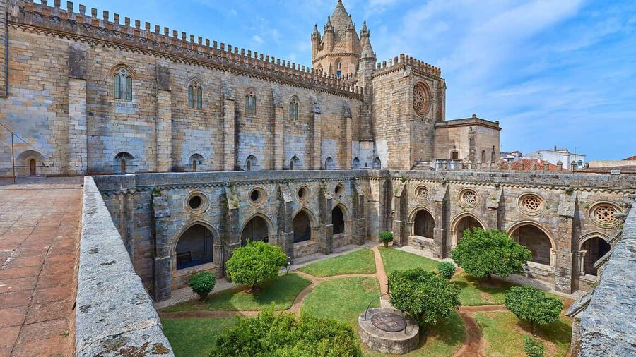Évora: Private tour with entrance tickets to main monuments - Lesser-known corners between the major sights