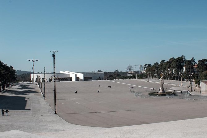 Faith and Heritage: Fátima, Batalha, Nazaré, Óbidos from Lisbon - What the guide adds to the day