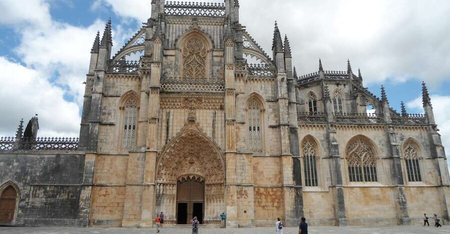 Fátima, Batalha, Alcobaça, Nazaré and Óbidos Private Tour - Fátima begins the day with a serious mood