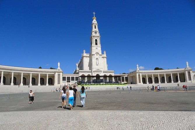 Fátima, Nazaré, and Óbidos: Small Group Tour From Lisbon - Lunch in Nazaré, with time to look around