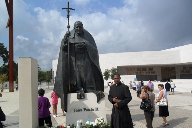 Fátima, Nazaré, and Óbidos: Small Group Tour From Lisbon - Starting at Avenida da Liberdade