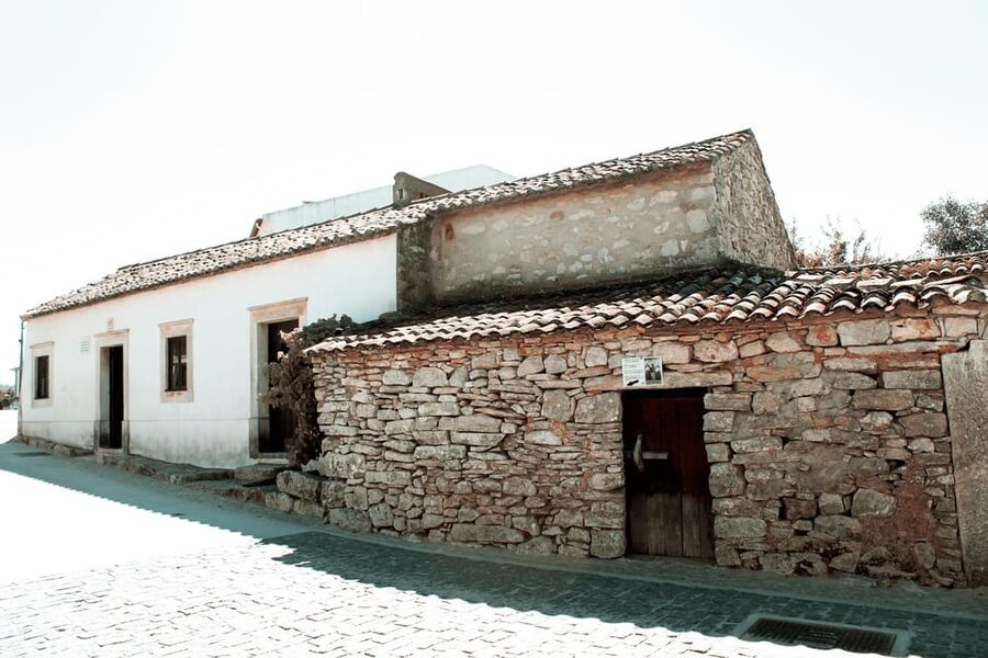 Fátima: Sanctuary and Aljustrel Village, Private Guided Tour - What the private guiding adds