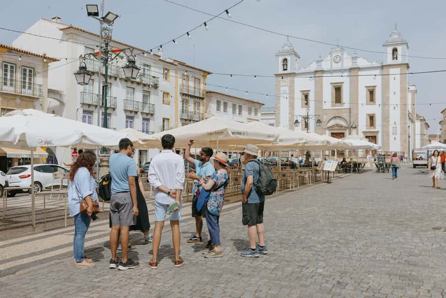 From Lisbon: Évora and Monsaraz Day Tour with Wine Tasting - A wine tasting with a view