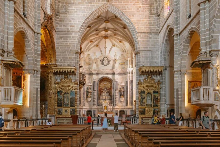 From Lisbon: Évora and Monsaraz Day Tour with Wine Tasting - Who will get the most from this tour