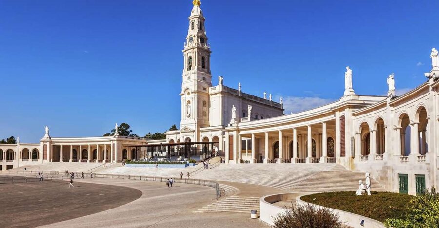 From Lisbon: Fátima, Batalha, Nazaré and Óbidos Day Tour - Four very different faces of Portugal in one day