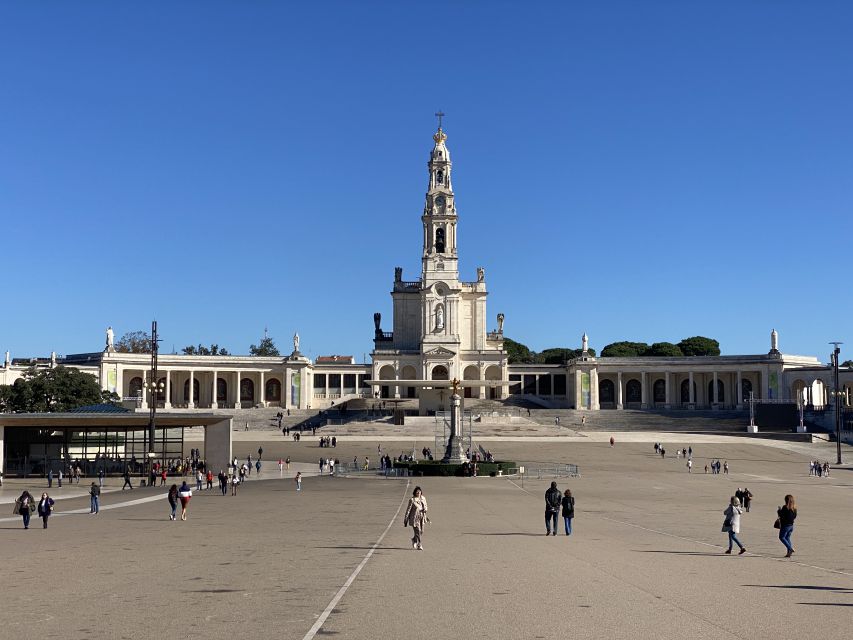 From Lisbon: Fátima, Batalha, Nazaré, and Obidos Tour by Van - Fátima: a quiet start with major religious meaning