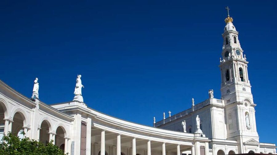 From Lisbon: Fátima, Batalha, Nazaré & Óbidos Full-Day Tour - The minivan and group experience