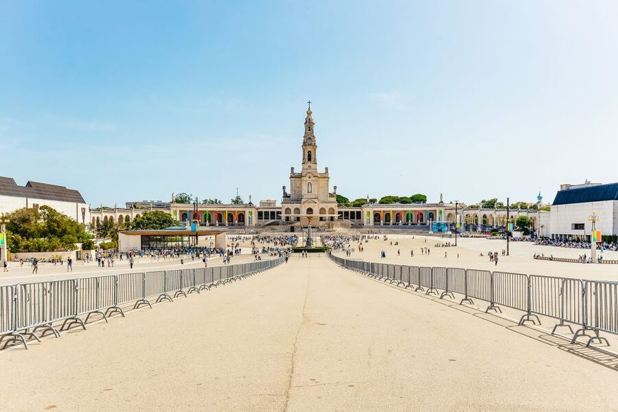 From Lisbon: Fatima Batalha Nazaré & Óbidos Small-Group Tour - Four Portuguese icons in one long day