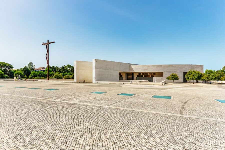 From Lisbon: Fatima Batalha Nazaré & Óbidos Small-Group Tour - Lunch, timing, and what to pack