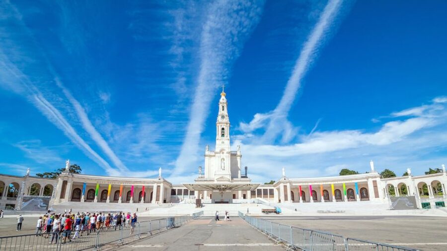 From Lisbon: Fátima, Nazaré and Sintra Guided Tour - Who should book this day trip?