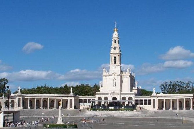 From Lisbon: Fátima, Nazaré, Batalha, and Óbidos Guided Tour - Guides, languages, and the pace of the day