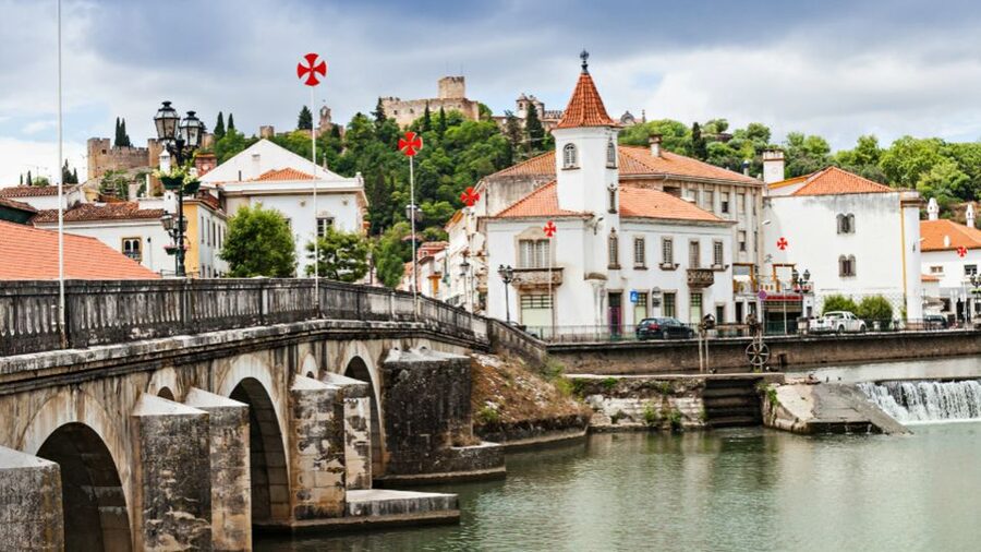 From Lisbon: Tomar, Christ Convent & Almourol Castle Tour - How the guide affects the day