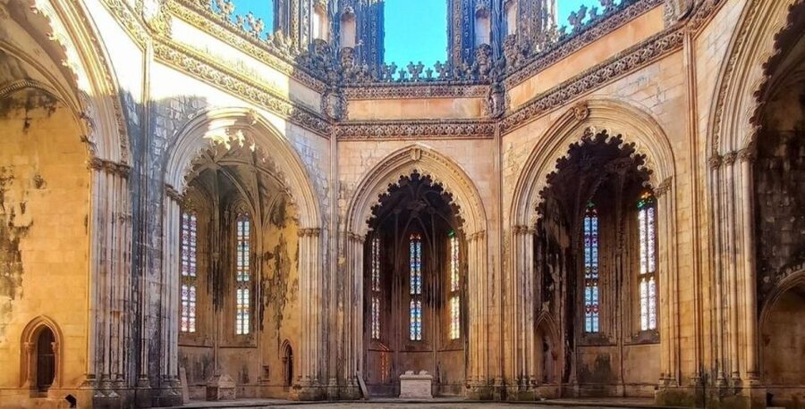 From Lisbon: Tour to Fátima, Batalha, Nazaré and Óbidos - Óbidos: cobblestones, white houses, and Ginja