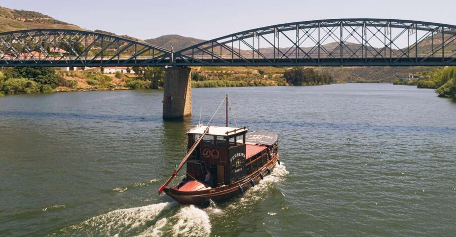 From Pinhão: Douro Valley Rabelo Boat Tour with Audio Guide - Setting out from Pinhão on a Rabelo boat