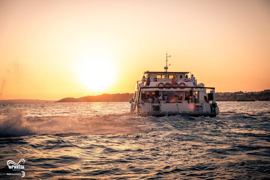 From Portimão: Benagil Sunset Cruise - Ferragudo fort and the first coastal views