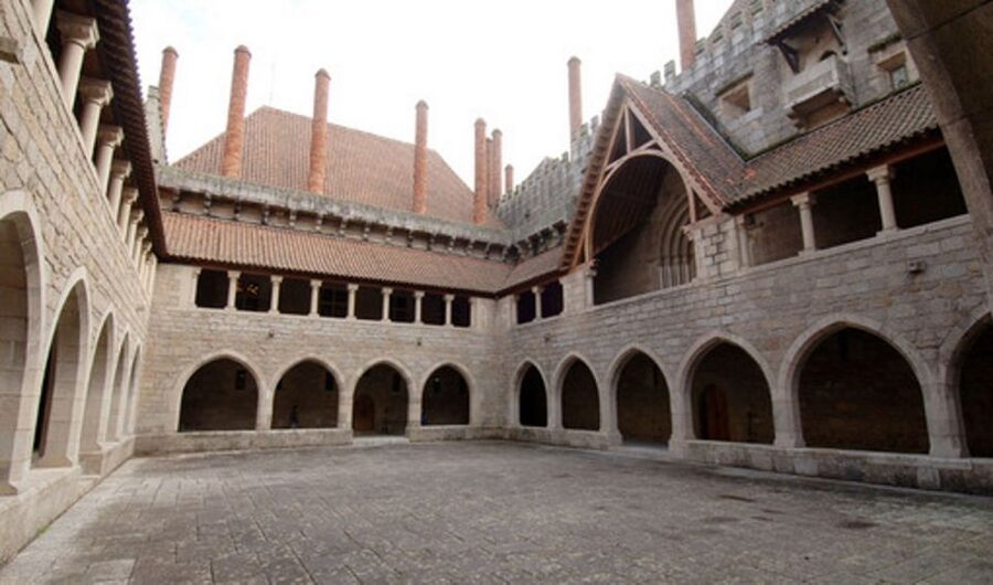 From Porto: Braga and Guimarães Small Group Tour with Lunch - Lunch gives the middle of the day a proper pause