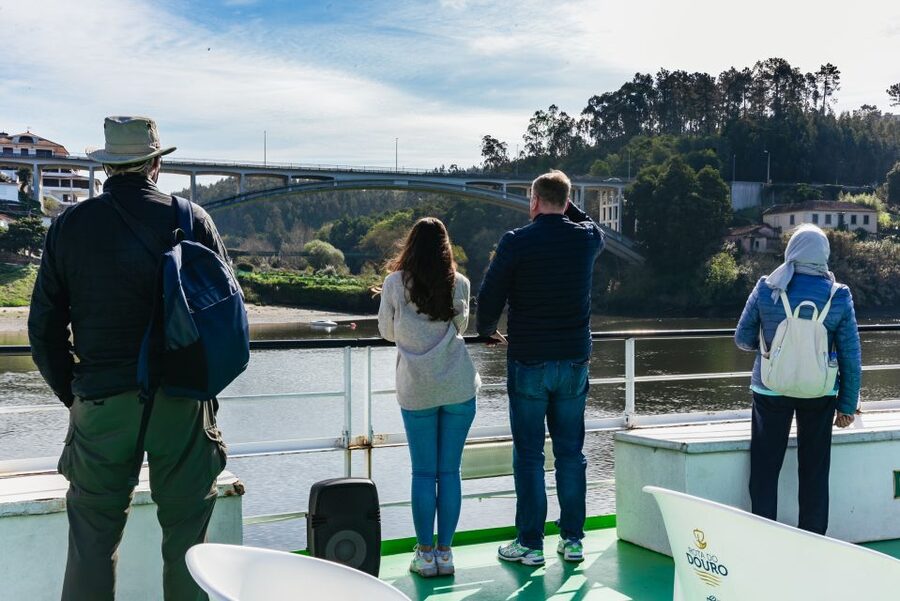 From Porto: Douro River Cruise to Régua with Lunch - Lunch with wine while the boat keeps moving