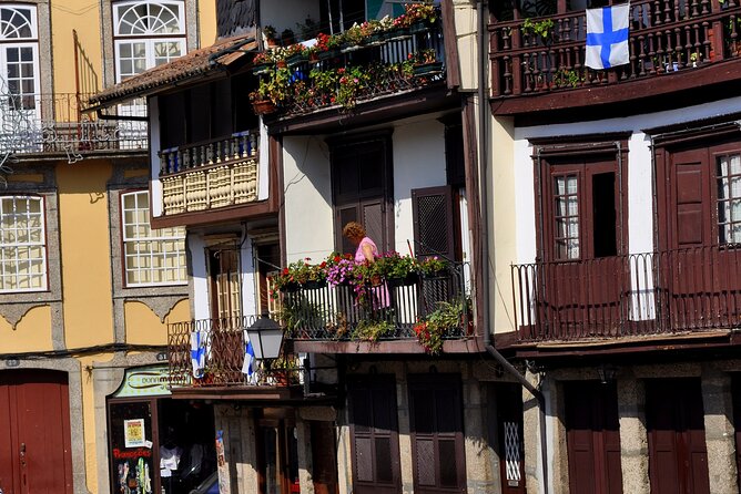 Full-Day Braga & Guimarães Guided Semi-Private Tour with Lunch from Porto - Largo da Oliveira and the medieval center