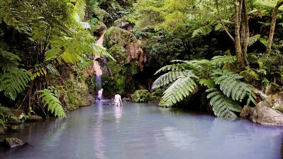 Lagoa do Fogo: Guided Volcano Geo Tour w/ Hotsprings Bathing - Reaching the 15,000-year-old crater