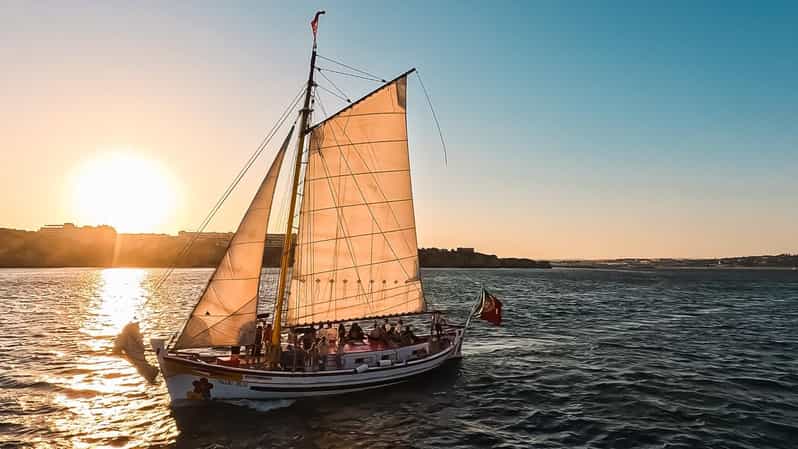 Lagos: Sunset Sail aboard a Traditional Boat with Prosecco - Watching the Algarve coast from the water