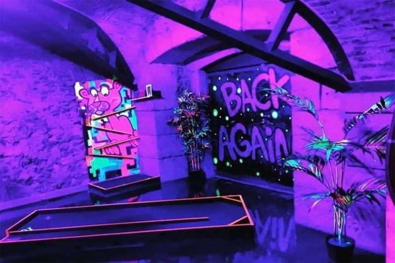 Lisbon: 18-Hole Indoor Minigolf Ticket with Bar Area - Two different courses in one Lisbon outing