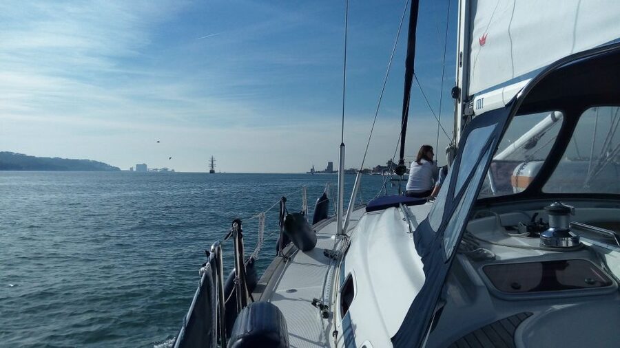 Lisbon: 2-Hour Sailing Yacht Cruise & Guided Tour w/2 drinks - Key points to know before sailing
