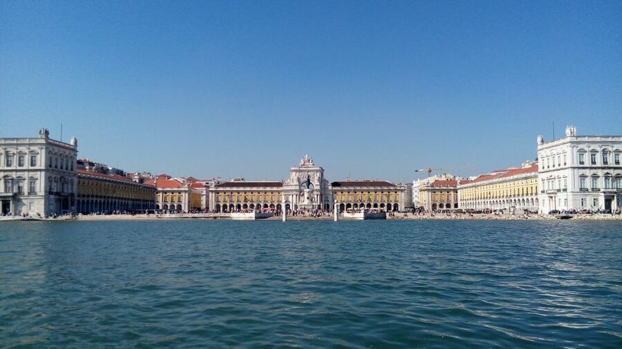 Lisbon: 2-Hour Sailing Yacht Cruise & Guided Tour w/2 drinks - The Monument to the Discoveries from the water