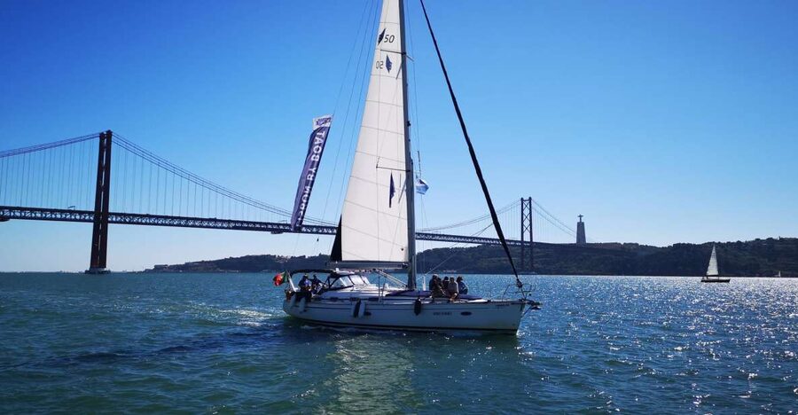 Lisbon: 2-Hour Sailing Yacht Cruise & Guided Tour w/2 drinks - The city center, Praça do Comércio, and Alfama