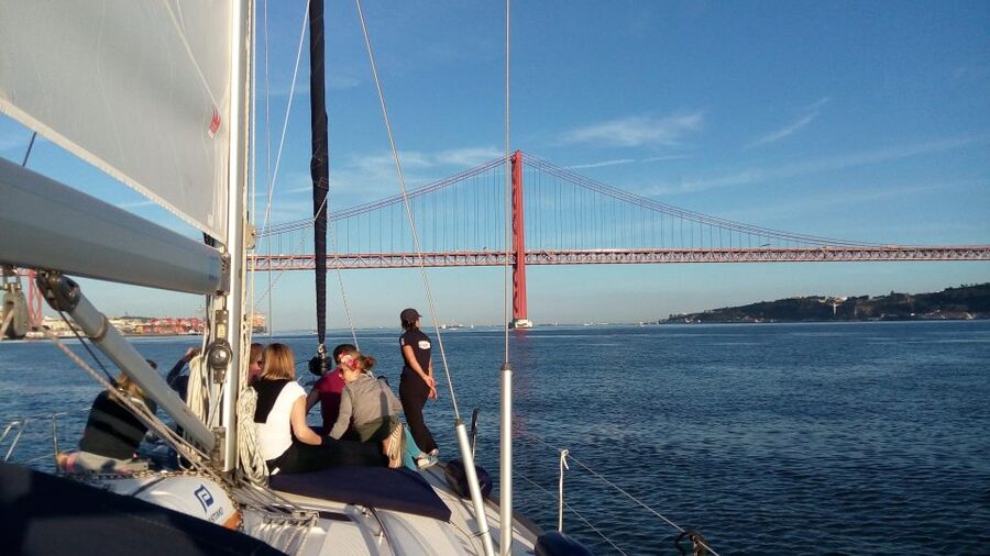 Lisbon: 2-Hour Sailing Yacht Cruise & Guided Tour w/2 drinks - Meeting near the Discoveries Monument in Belém