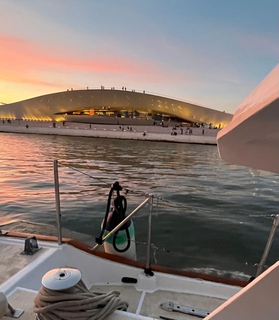Lisbon: 2H Sunset Boat Cruise Tour with Drinks - Key points before you board