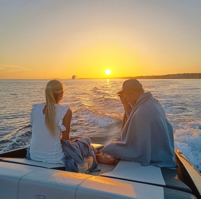 Lisbon: 2H Sunset Boat Cruise Tour with Drinks - The changing light and the social side